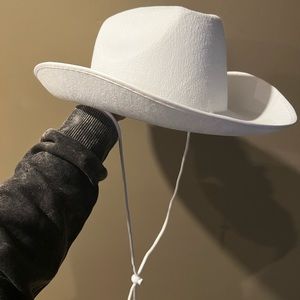 White felt cowboy hat